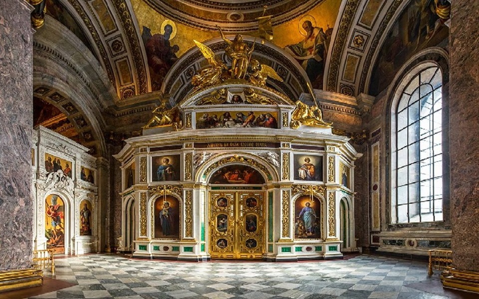 67-nga-ben-trong-nha-tho-issac